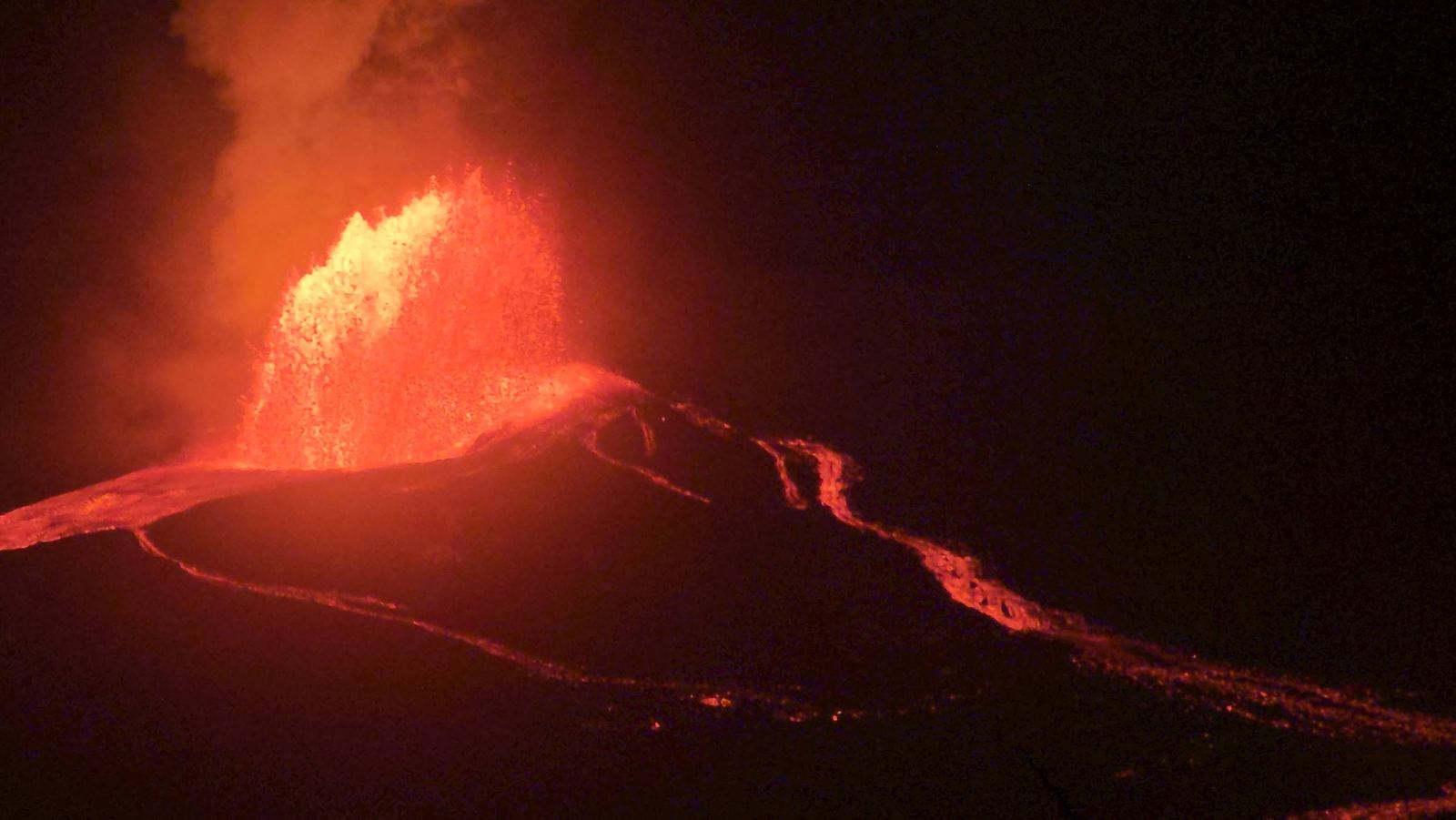 Night lava fountain at Kīlauea